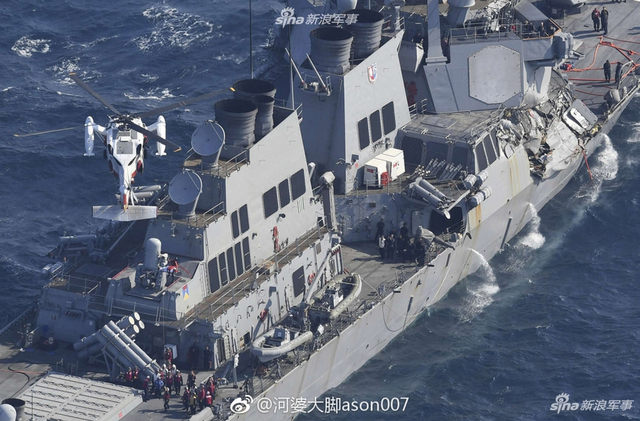 美战舰撞伤后出现逗比一幕：美国水兵用水桶往外舀水