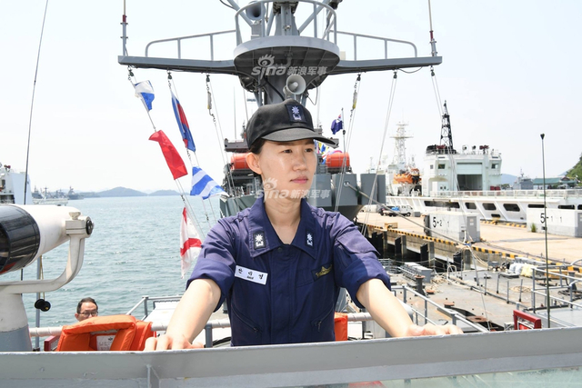 韩国海军高调曝光女艇长 在忠武公李舜臣前宣誓
