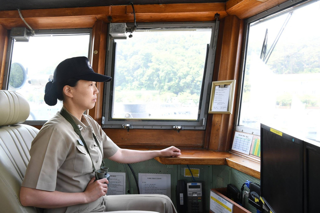 韩国海军高调曝光女艇长 在忠武公李舜臣前宣誓