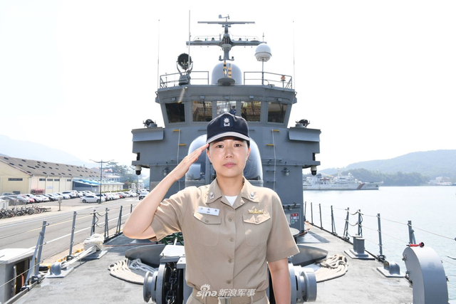 韩国海军高调曝光女艇长 在忠武公李舜臣前宣誓