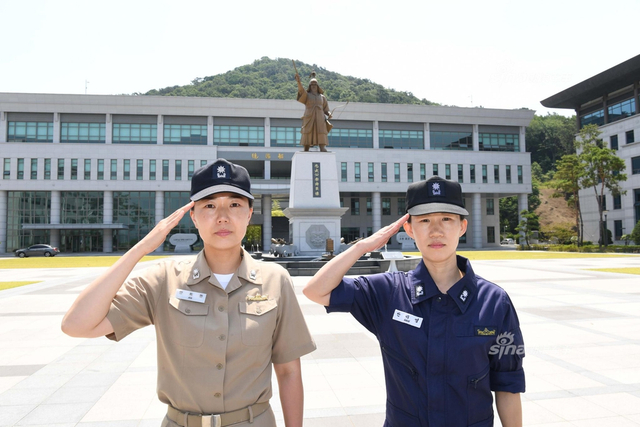 韩国海军高调曝光女艇长 在忠武公李舜臣前宣誓