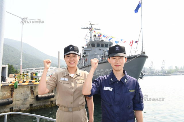 韩国海军高调曝光女艇长 在忠武公李舜臣前宣誓