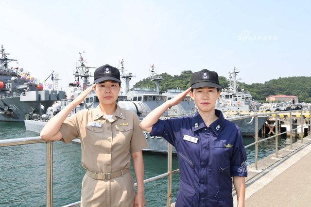 韩国海军高调曝光女艇长 在忠武公李舜臣前宣誓