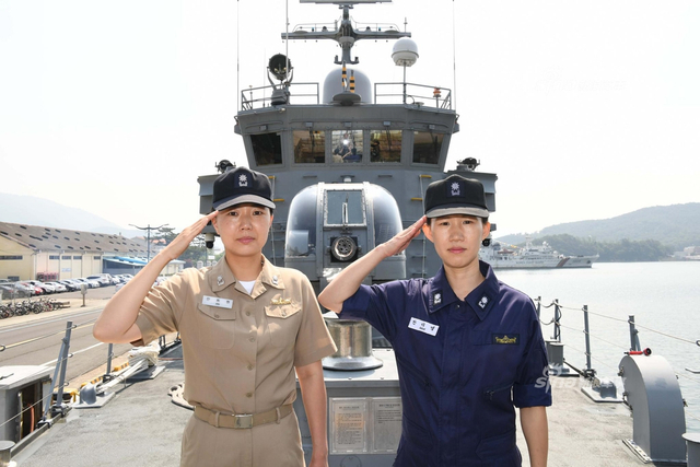 韩国海军高调曝光女艇长 在忠武公李舜臣前宣誓