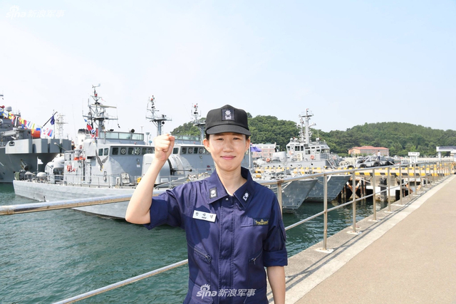 韩国海军高调曝光女艇长 在忠武公李舜臣前宣誓
