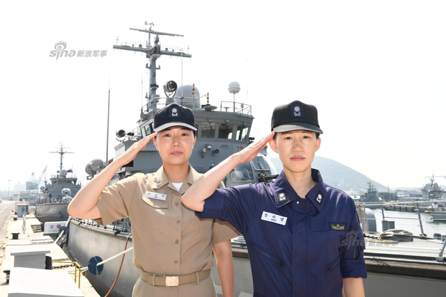 韩国海军高调曝光女艇长 在忠武公李舜臣前宣誓