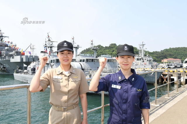 韩国海军高调曝光女艇长 在忠武公李舜臣前宣誓