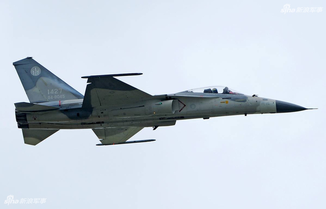 用F-16当快递！台湾空军驾战机用军机运特产回家