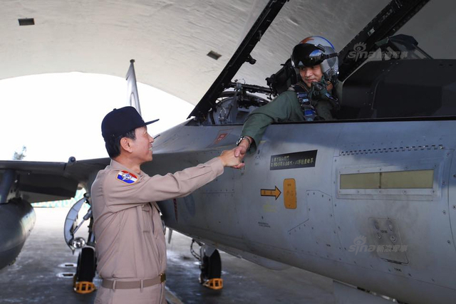 台军军演模拟解放军攻台 蔡大小姐乘车逃跑喽！