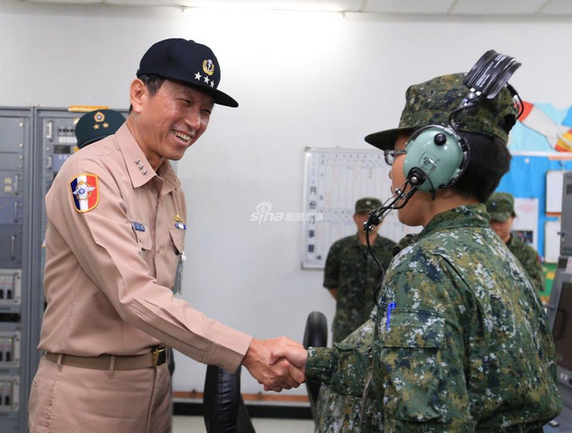 台军军演模拟解放军攻台 蔡大小姐乘车逃跑喽！