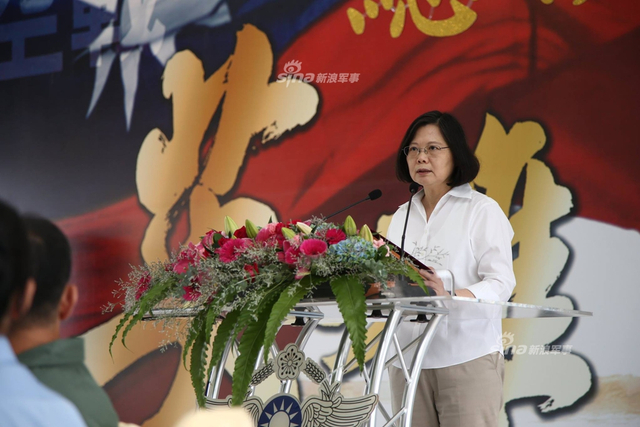 台湾伪省长蔡英文与IDF飞行员合影 其曾拦截轰6K