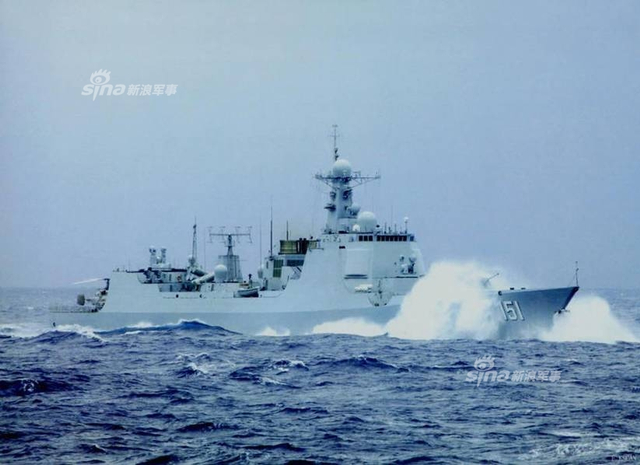 中国三代神盾舰同角度对比：055万吨大驱颜值最高