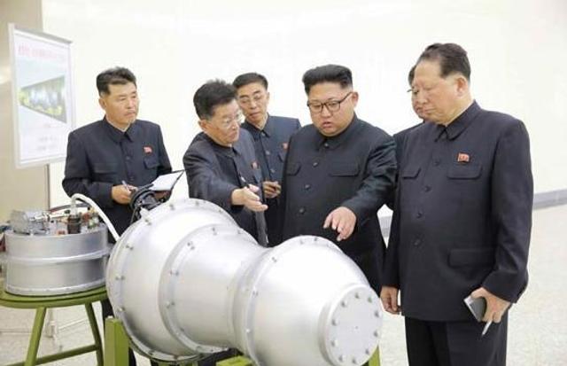 金正恩视察洲际导弹上的氢弹头