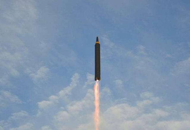 朝鲜公开火星-12视频图片:从移动发射车直接发射