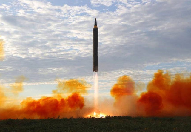 朝鲜公开火星-12视频图片:从移动发射车直接发射