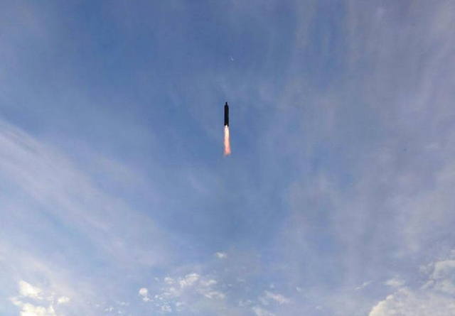 朝鲜公开火星-12视频图片:从移动发射车直接发射
