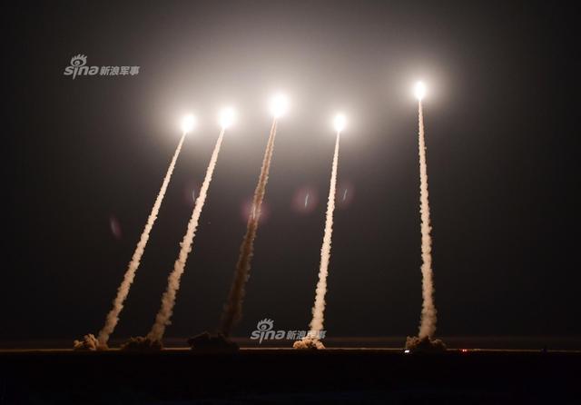 中国远程火箭炮齐射吊打对手
