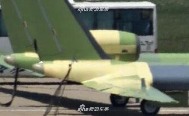 英媒:中国神雕无人机或能在500公里外发现F22