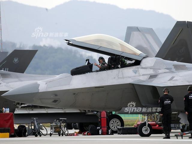 F22战机在中国周边开弹仓试飞