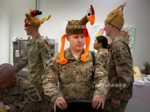 美军士兵在海外过庆祝感恩节
