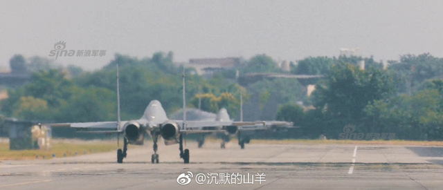 这是海军版石榴？歼-16最新照片翼尖疑似挂PL10导弹