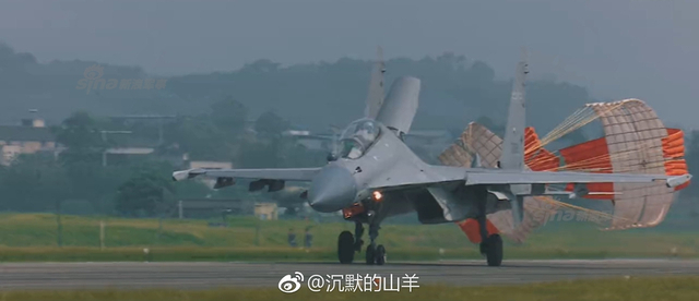 这是海军版石榴？歼-16最新照片翼尖疑似挂PL10导弹