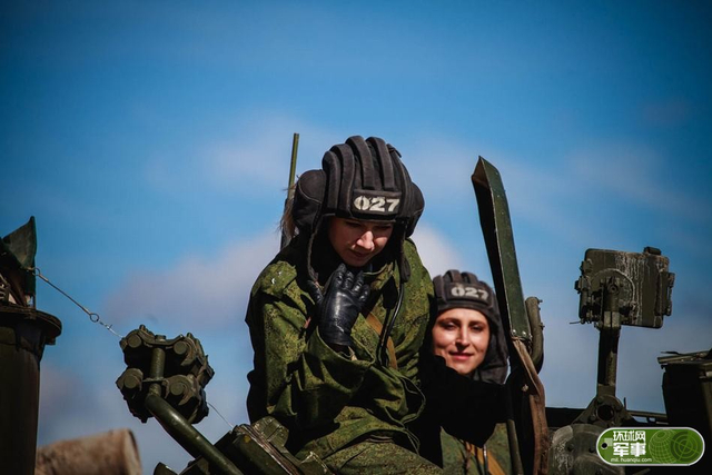 俄军坦克女兵部队训练曝光