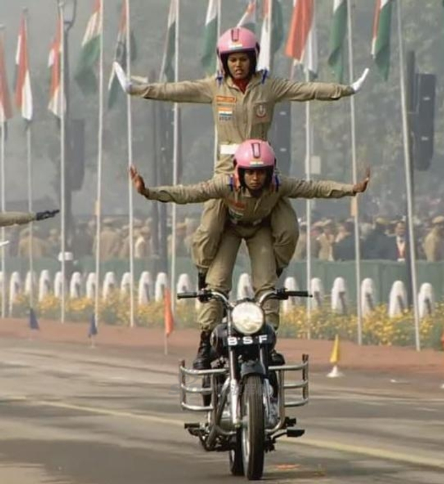 印度阅兵如同杂耍，女兵演摩托特技！作用恍然大悟