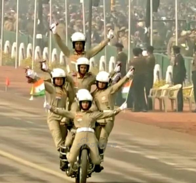 印度阅兵如同杂耍，女兵演摩托特技！作用恍然大悟