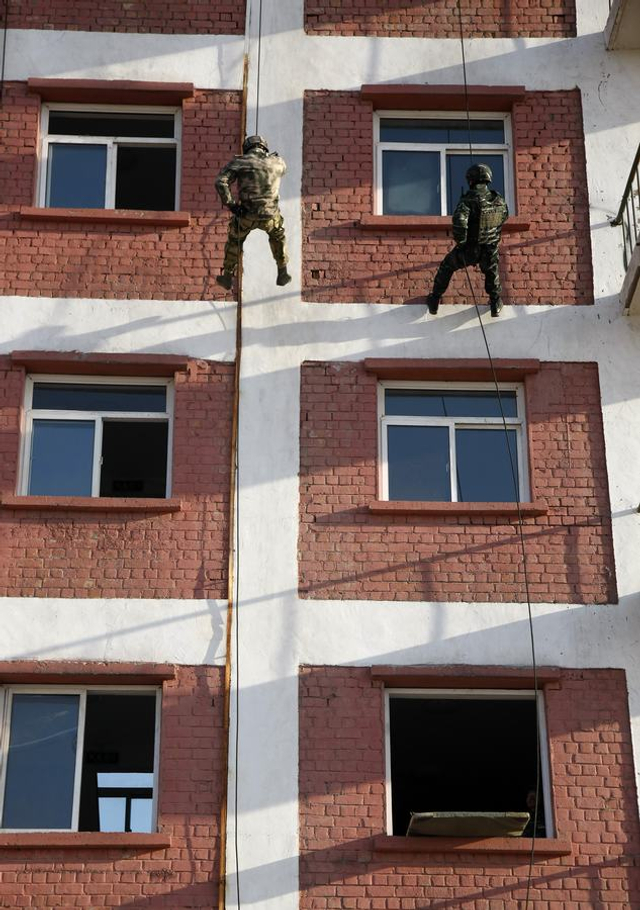 直击中俄合作2017联合反恐演训 俄军玩起中国武器