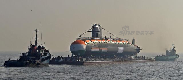 印度第三艘鱿鱼级潜艇下水 艇体挂上印度制造条幅