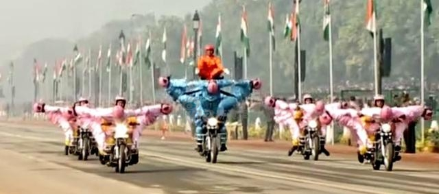 印度阅兵如同杂耍，女兵演摩托特技！作用恍然大悟