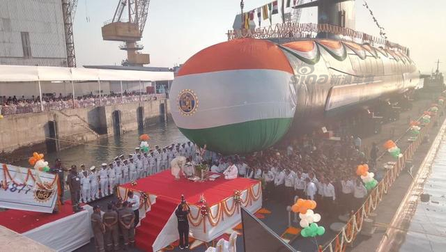 印度第三艘鱿鱼级潜艇下水 艇体挂上印度制造条幅