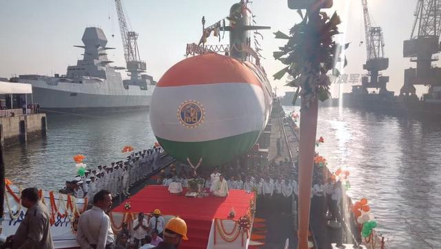 印度第三艘鱿鱼级潜艇下水 艇体挂上印度制造条幅