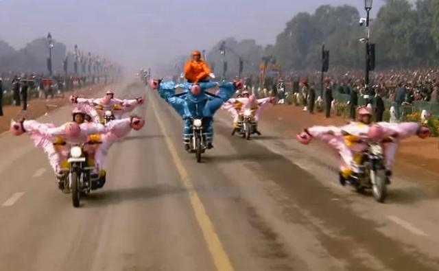 印度阅兵如同杂耍，女兵演摩托特技！作用恍然大悟