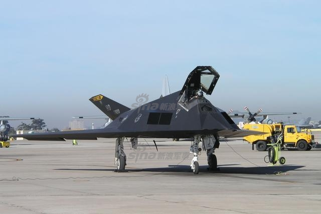 美51区现大型机库和跑道 针对中国的B21开始测试？