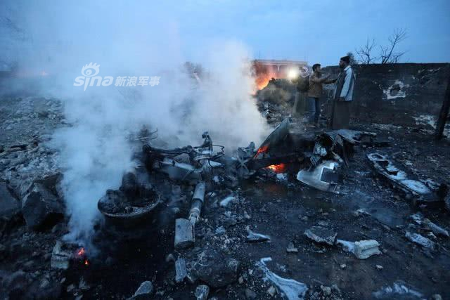 俄军被击落飞行员配枪曝光 与武装份子对射打光弹匣