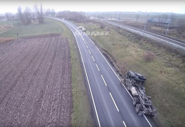 美军进入波兰水土不服？多辆军车瘫痪路旁无法动弹