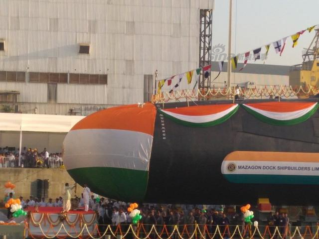 印度第三艘鱿鱼级潜艇下水 艇体挂上印度制造条幅