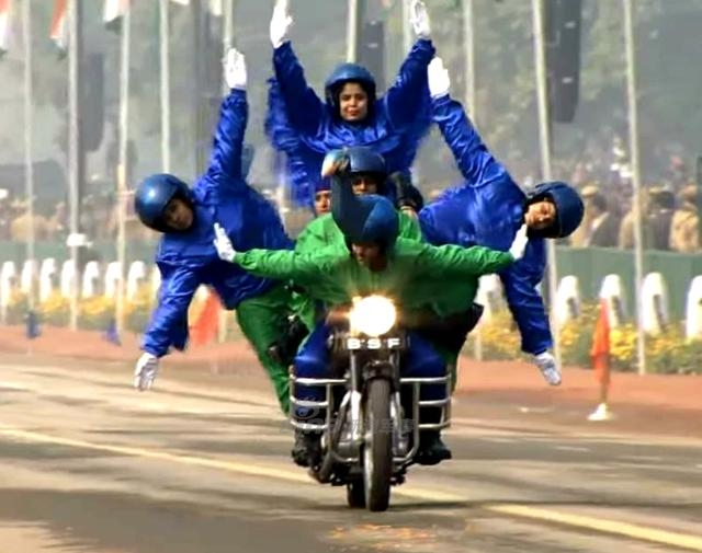 印度阅兵如同杂耍，女兵演摩托特技！作用恍然大悟