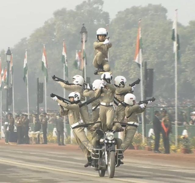 印度阅兵杂耍，女兵演摩托特技