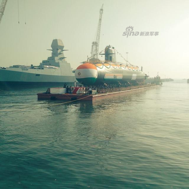 印度第三艘鱿鱼级潜艇下水 艇体挂上印度制造条幅