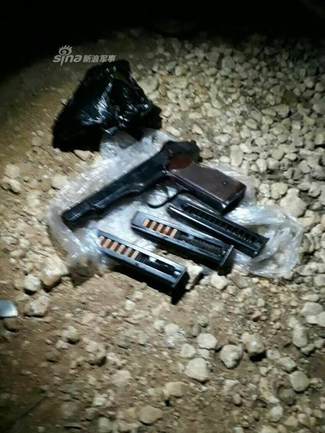 俄飞行员与恐怖份子对射打光弹