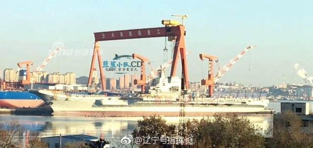 脚手架少了许多！002型国产航母建造现场下雪了
