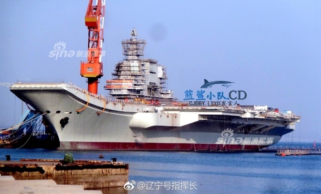 脚手架少了许多！002型国产航母建造现场下雪了