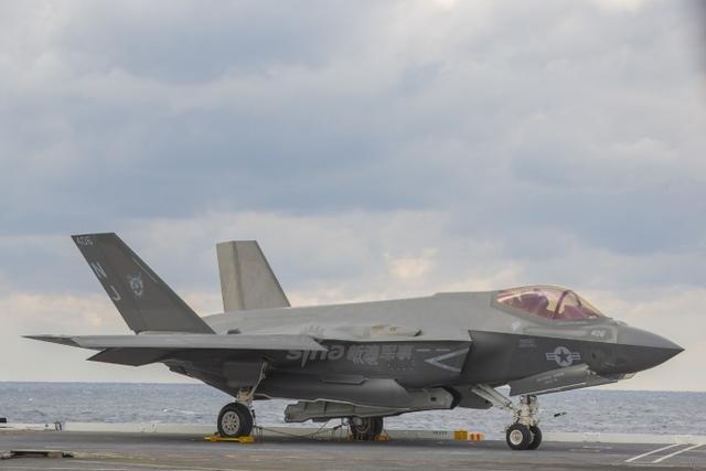 美军F-35C隐身战机开始训练