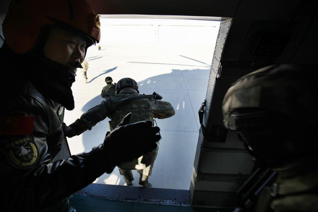 直击中俄合作2017联合反恐演训 俄军玩起中国武器