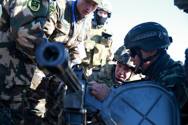 直击中俄合作2017联合反恐演训 俄军玩起中国武器