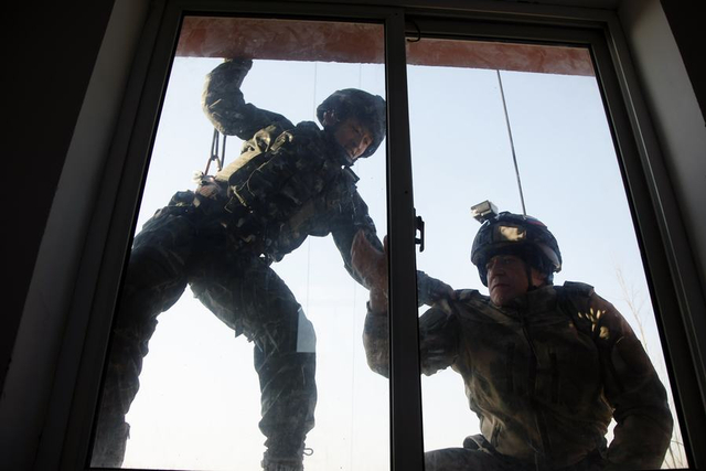 直击中俄合作2017联合反恐演训 俄军玩起中国武器