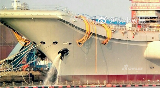 脚手架少了许多！002型国产航母建造现场下雪了